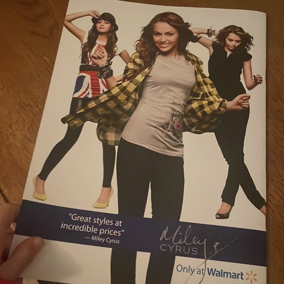 COPY - Miley Cyrus “Wonder World” 2009 TourBook - Picture 3 of 3